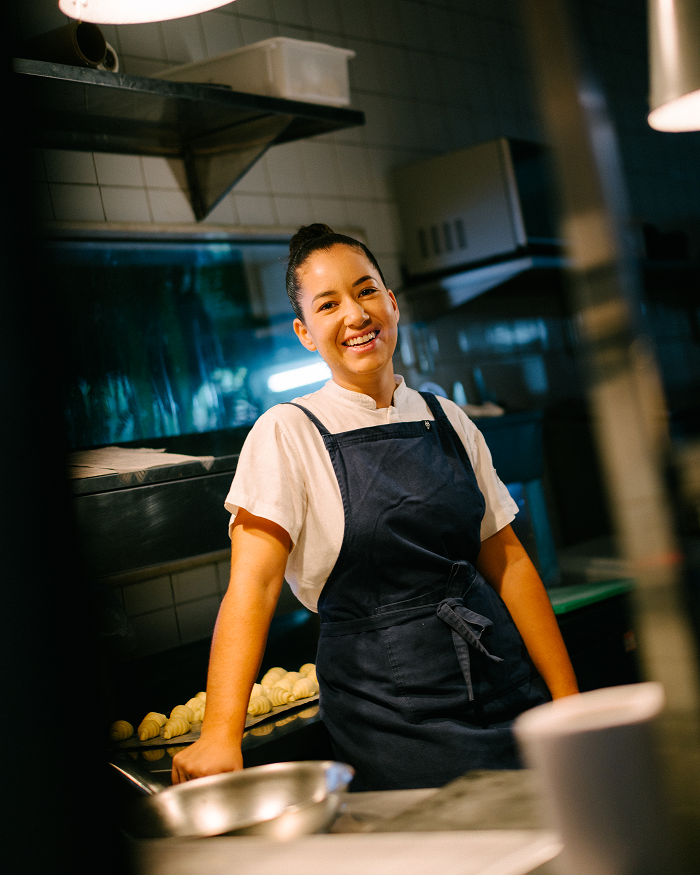 Chef Victoria Teles na cozinha